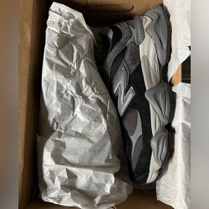 Men’s new balance 9060, size 10.